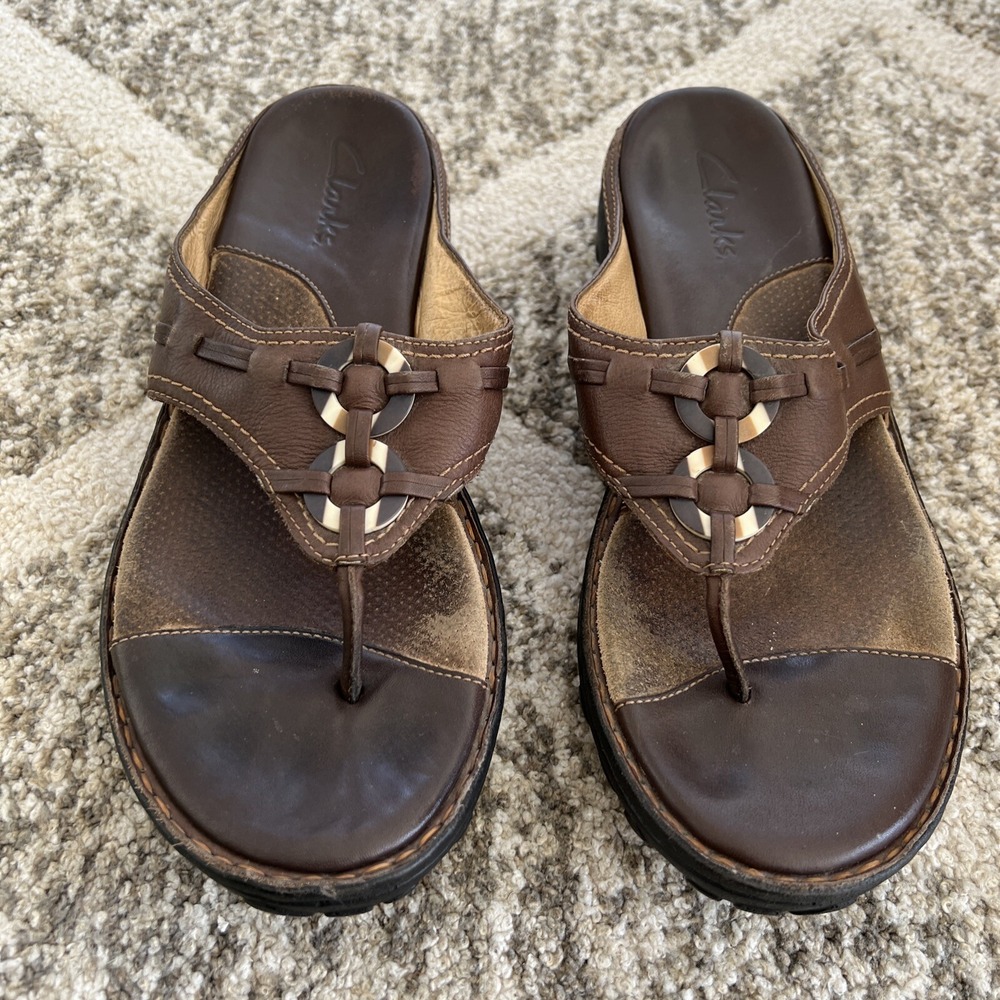 CLARKS BROWN LEATHER THONG SANDALS HARDWARE SZ 8.5M